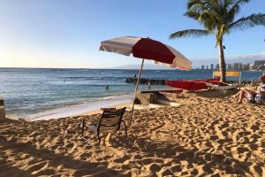 Outrigger Canoe Club Beach